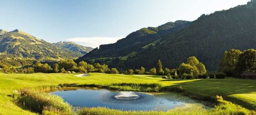 Ikke langt fra hotellet ligger der en flot 18-hullers golfbane, hvis man vil prøve at spille golf i Alperne.