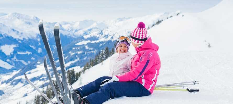 Hotellet ligger i et smukt bjerglandskab og der er gode muligheder for at stå på ski om vinteren.