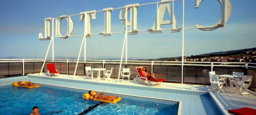 Lækker pool på taget af hotellet med skøn udsigt!