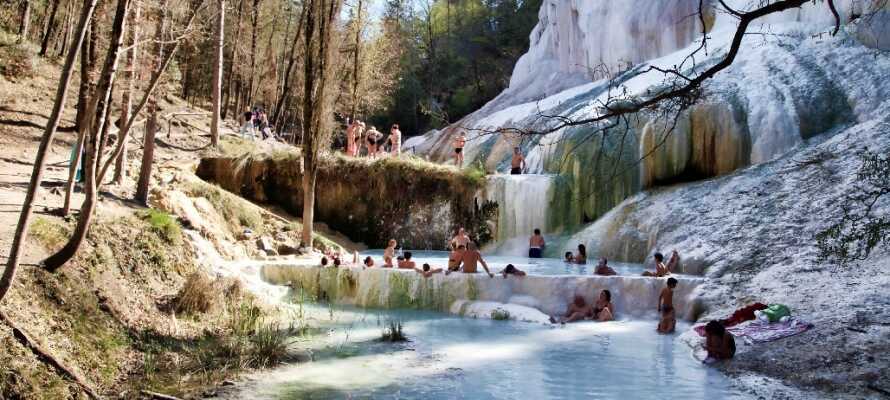 De varme kilder i Bagni San Filippo, hvor vandet har dannet drypstenslignende formationer.