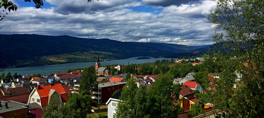 Hotellet har en sentral beliggenhet midt i sentrum av Lillehammer.