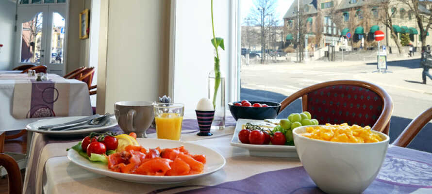 Start dagen med en herlig omgang morgenmad, som serveres i hotellets hyggelige rammer.