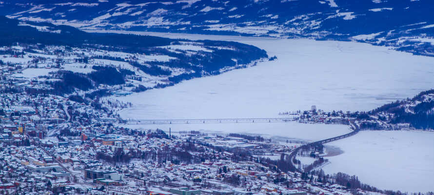 Hotellet har en sentral beliggenhet midt i sentrum av Lillehammer.