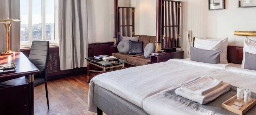 Hotellets værelser er renoveret i 2020, og tilbyder moderne og komfortable rammer under opholdet.