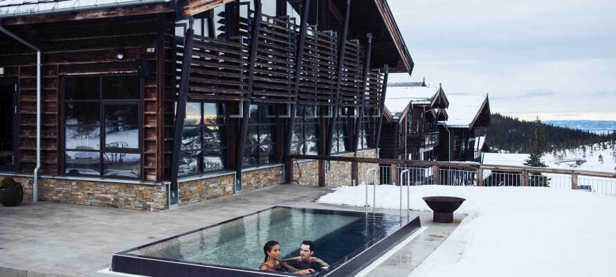 Finn roen i hotellets spa-avdeling med både innendørs- og utendørsbad – perfekt etter en lang dag i løypene.