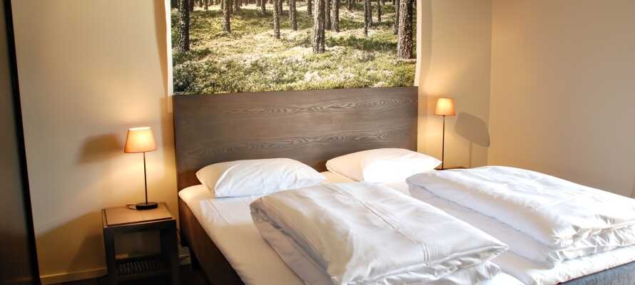 Här bor ni och sover gott i hotellets modernt inredda rum med inspiration från områdets natur.