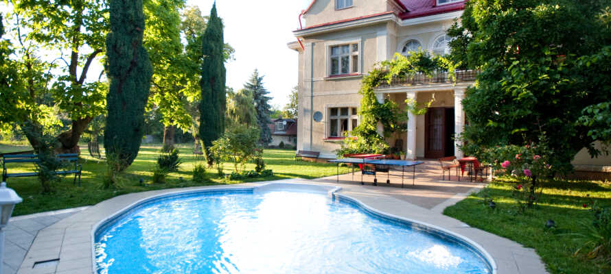 Hotellet ligger i rolige omgivelser i udkanten og Prag og byder på udendørs swimming pool og wellnessfaciliteter.
