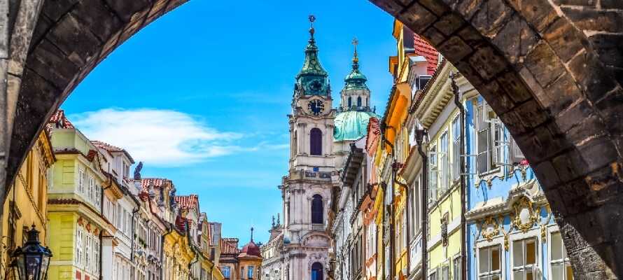 Hotellet ligger kun 15 minutters kørsel fra Prag, som er en dejlig storby fyldt med historie og spændende seværdigheder.