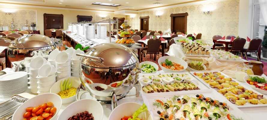 Restauranten serverer polske og internationale retter i smukke omgivelser.