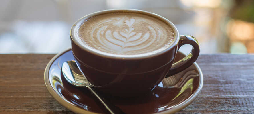 Nyd en kop gratis kaffe i hotellets gårdhave eller på haveterrassen.