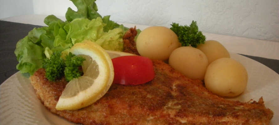 I restauranten serveres en overdådig fiskebuffet kombineret med traditionel dansk kromad.
