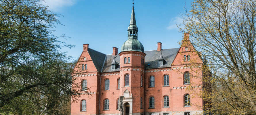Besøg nogle af de lokale museer, eller kør en tur til det charmerende Tranekær Slot.
