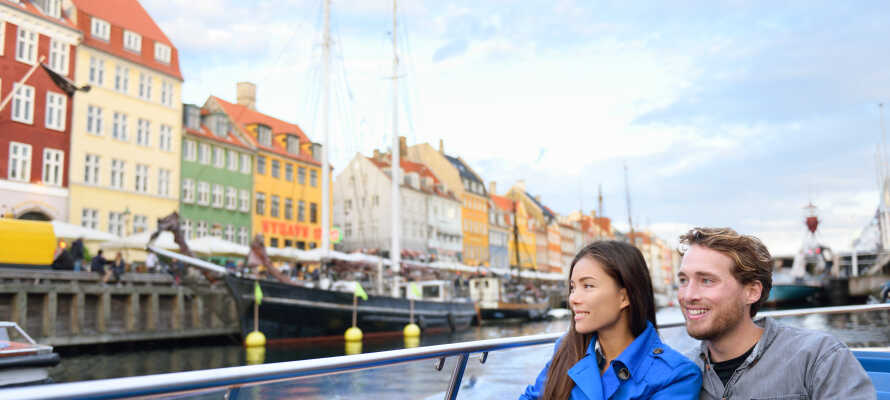 Köpenhamn är livligt och erbjuder många spännande upplevelser som en sightseeingtur med en kanalbåt 