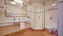 Samtliga rum är utrustade med eget badrum med toalett, dusch och hårtork.