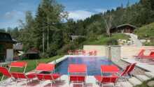 Hotellets udendørs swimmingpool som er åben for fri adgang i de varme måneder