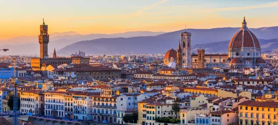 Kør en tur til Firenze, berømt for sine arkitektoniske perler såsom den yderst imponerende ’Duomo’!