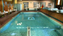 Hotellet har en stor indendørs swimmingpool