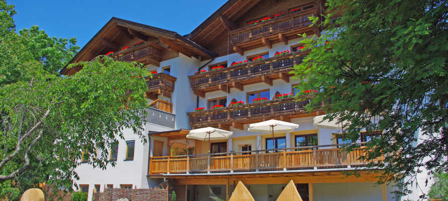 Tag på ferie i naturskønne omgivelser på traditionsrigt østrigsk hotel