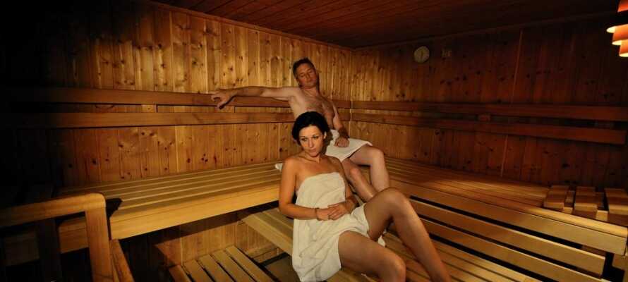 Hotellets wellnessafdelingen byder både på sauna, dampbad, aromabad, afslappende behandlinger og massage.