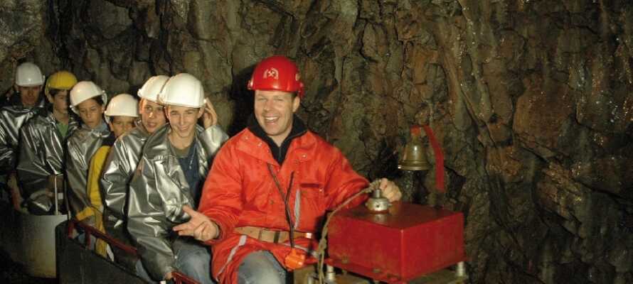 Kom på en unik minevogntur, 800 meter ned i den fascinerende gammeldags Silberbergwerk bjergmine.