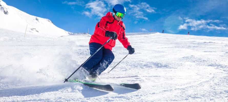 Prøv ski eller snowboarding – her er mange muligheder.
