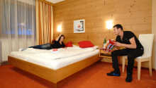Hotellets værelser er indrettet i traditionel tyrolerstil