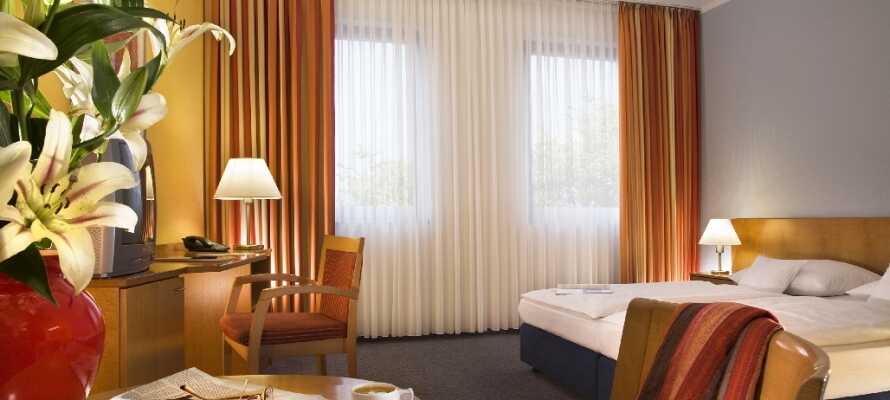 Hotellets lyse værelser sørger for I har en hyggelig base for Jeres storbyferie i Berlin