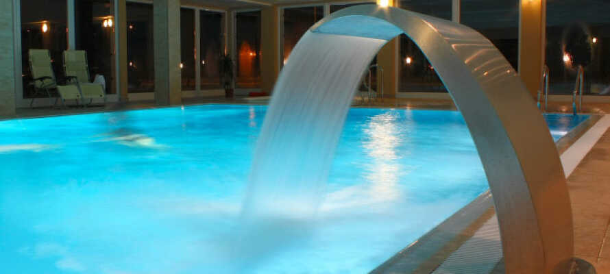 Hotellet har et stort wellnessområde med pool, jacuzzi, sauna og masser af behandlinger, du kan bestille.