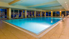 Svøm en tur i hotellets indendørs pool