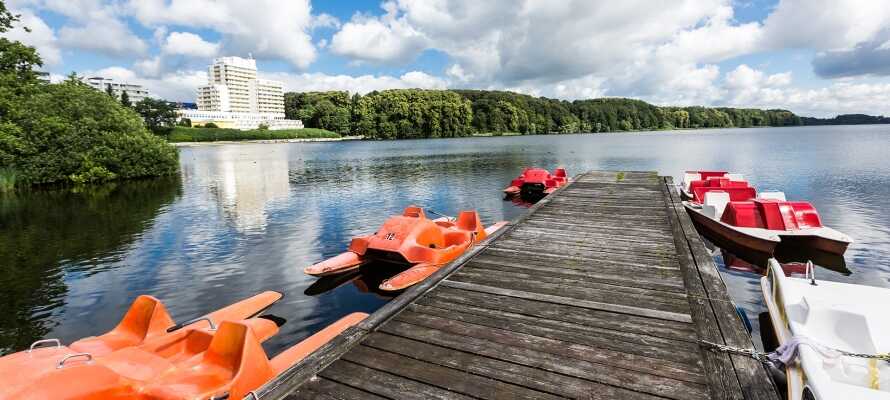 Området omkring hotellet indbyder til gåture i naturen og sejlture på søen