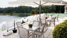 Hotellets terrasse med udsigt over søen