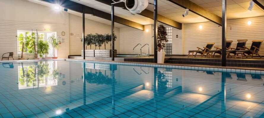 Hotellet har et lækkert spaområde med indendørs swimmingpool og behandlinger for krop og sjæl.