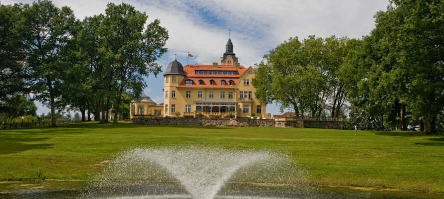 Schlosshotel Wendorf ligger i landsbyen Kuhlen-Wendorf kun 28 km. fra områdets hovedby Schwerin.