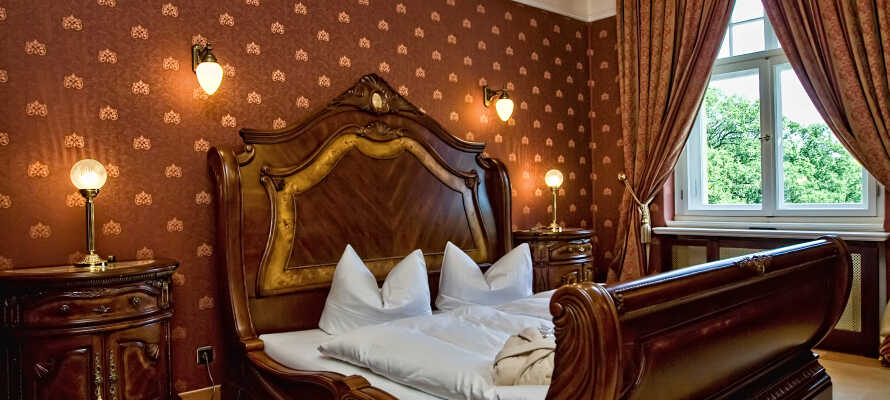 De elegante værelser er luksuriøst indrettet, og beliggende i Residenz-bygningen ved siden af slottet.