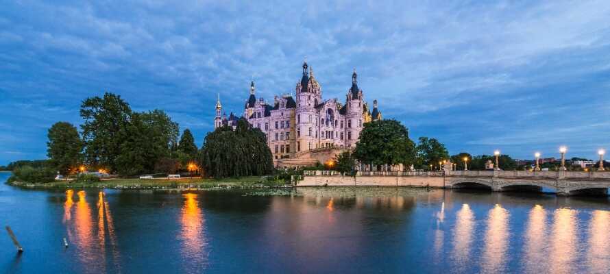 Schwerin byder bl.a. på idyllisk kanalrundfart og har I ikke fået slot nok er Schwerin Slot en fantastisk oplevelse.