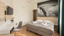 Hotellet er blevet renoveret og tilbyder moderne, komfortabelt møblerede værelser.