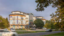 Kristály Hotel ligger i Keszthely, en af de største feriebyer ved Balatonsøen.