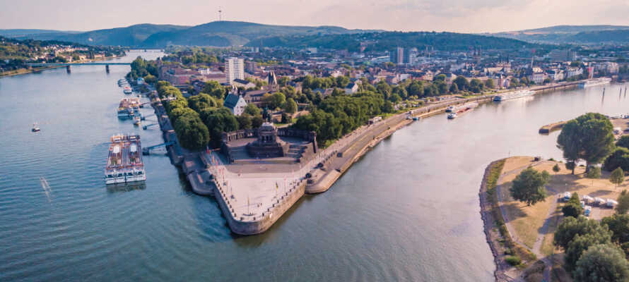 Koblenz ligger på det sted, hvor Rhinen og Mosel løber sammen ved Deutsches Eck.