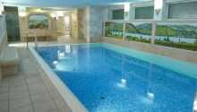 Hotellets wellnessafdeling byder bl.a. på en lækker indendørs swimmingpool