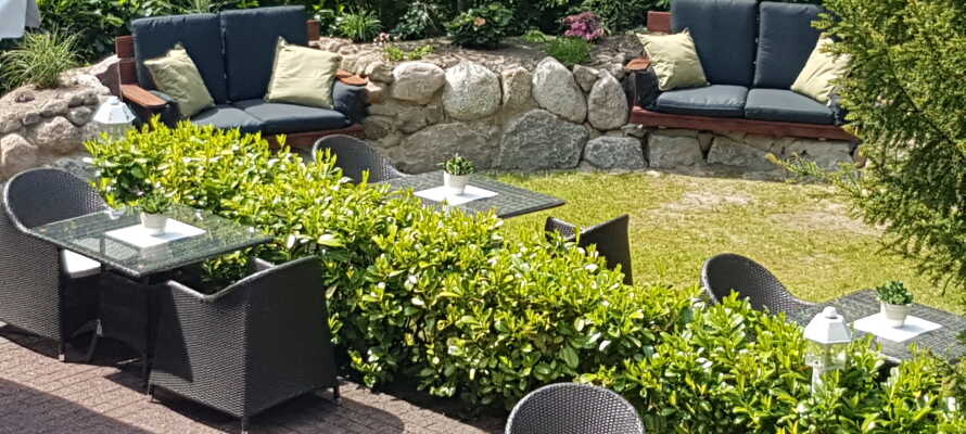 Hotellets udendørs område med terrasse indbyder til hyggelige og afslappende stunder, når vejret arter sig.