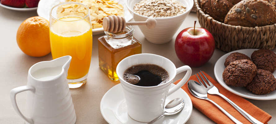 Start dagen med en lækker morgenmadsbuffet, hvor der også er flere økologiske produkter at vælge imellem.
