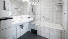 Samtlige værelser er indrettet med eget badeværelse med badekar eller bruser samt toilet.