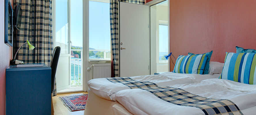 Forkæl Jer selv lidt ekstra og opgrader til et værelse med balkon og en pragtfuld udsigt over fjorden.