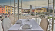 Gardasøen og havnefronten kan ses, mens I spiser på hotellets restaurant.