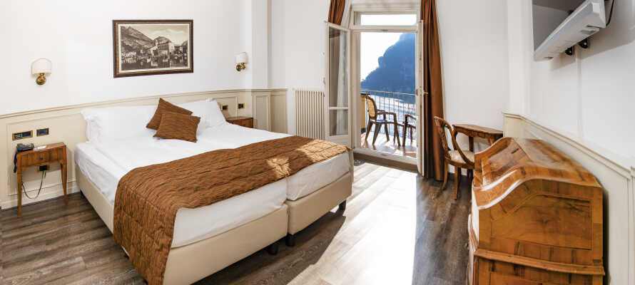 De flotte, lyse og enkelt indrettede værelser danner nogle dejlige rammer om Jeres ophold i Norditalien.