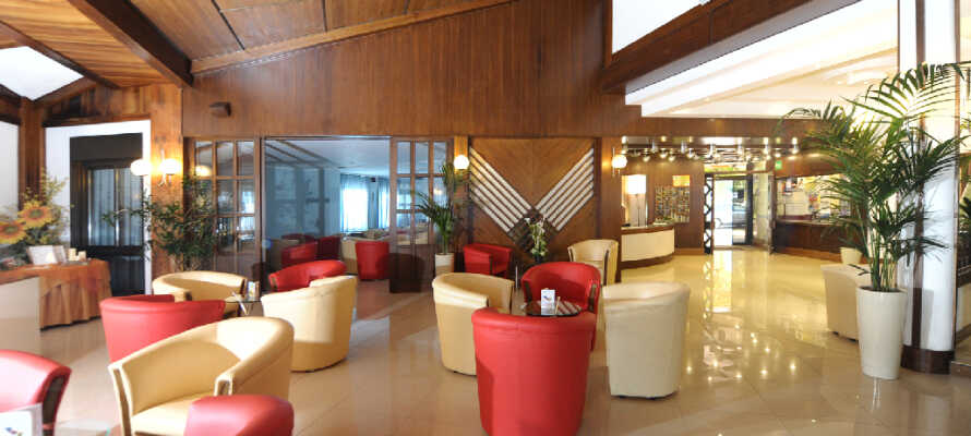 I hotellets lobby kan du slappe af og planlægge dagens udflugter.
