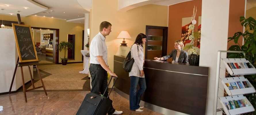 Check ind let og hurtigt i hotellets døgnåbne reception.