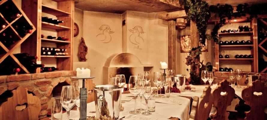 Spis middag i hotellets traditionelle restaurant og nyd et glas vin i vinkælderen