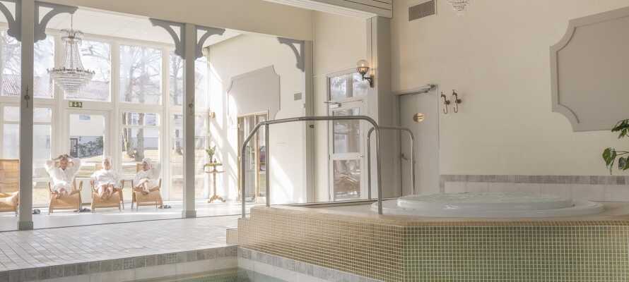 I har fri adgang til hotellets spaområde, som bl.a. omfatter swimmingpool, sauna og dampbad.