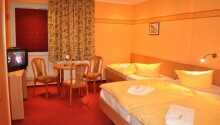 Exempel på ett av hotellets dubbelrum med bekväma sängar.